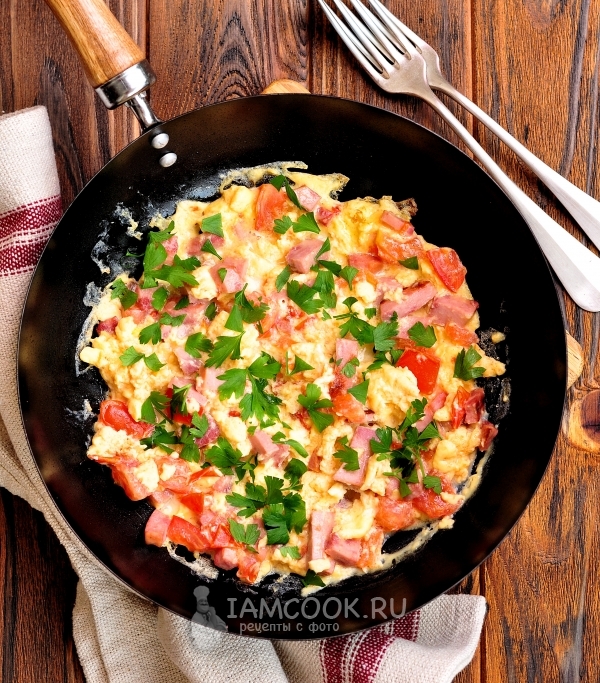 Фото омлета с помидорами и колбасой на сковороде