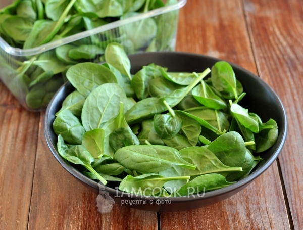 Положить на тарелку листья салата