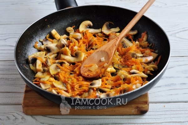 Обжарить грибы с луком и морковью