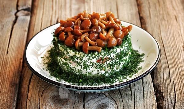 Рецепт салата грибное лукошко с маринованными опятами - Салат с грибами от ЕДА