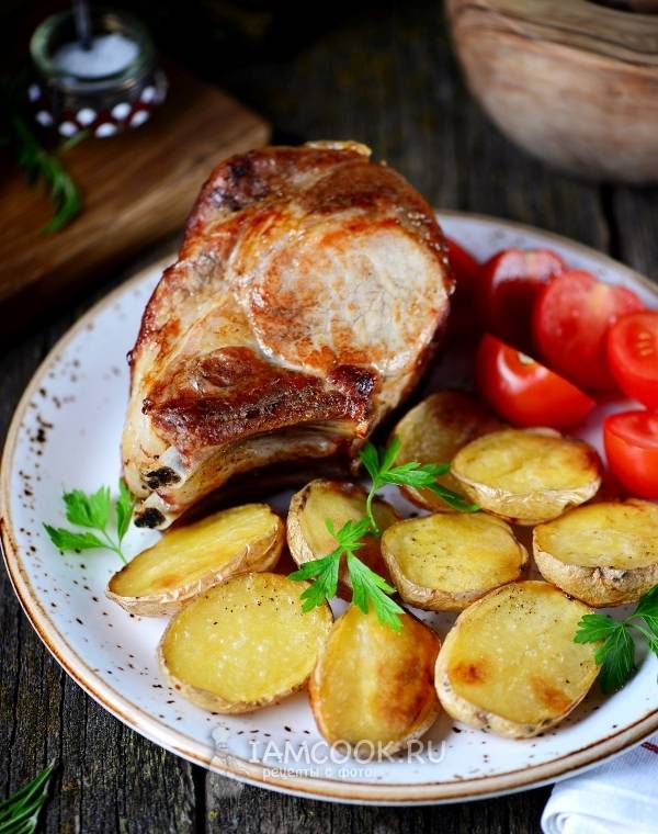 Маринованная свиная корейка с молодым картофелем в духовке