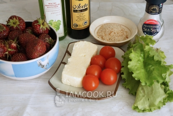 Ингредиенты для салата с клубникой и сыром халуми