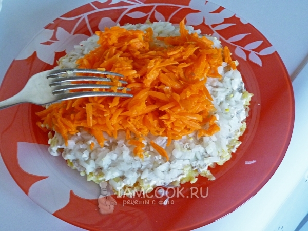 Выложить слой моркови