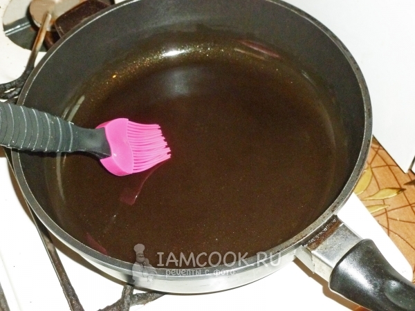 Смазать сковороду маслом