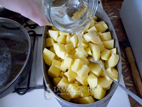 Добавить картофель и воду