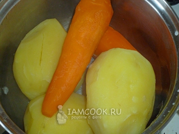 Сварить картофель и морковь