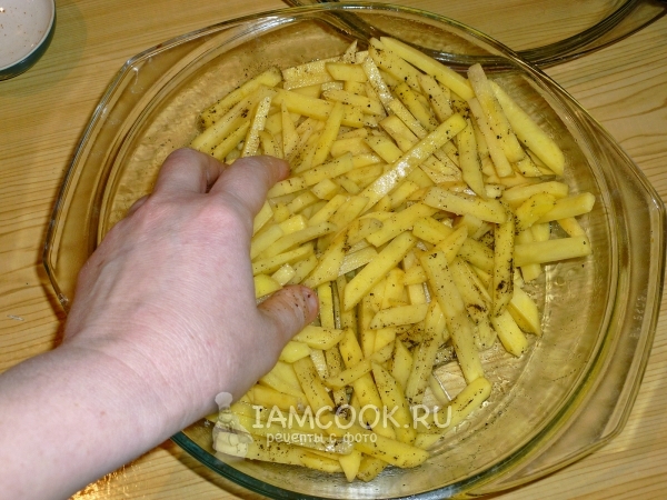 Размешать картофель с солью и перцем