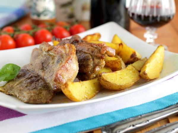 Запеченная картошка с мясом в духовке - рецепт с фото пошагово