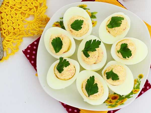 Яйца фаршированные крабовым салатом