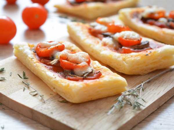 Закрытая мини-пицца с колбасой и сыром, из слоеного теста, рецепт с пошаговыми фото, в духовке
