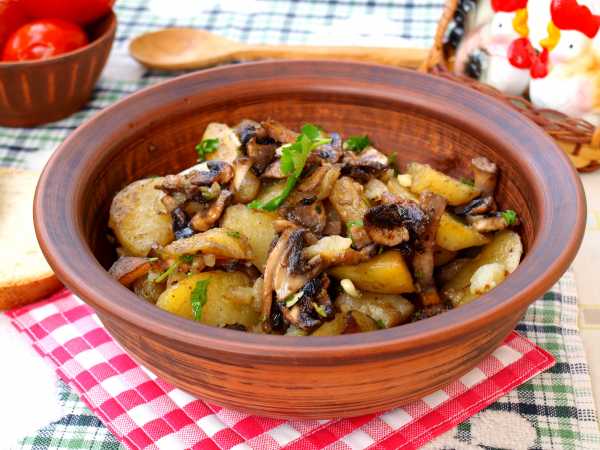 Картошка с грибами и сметаной на сковороде
