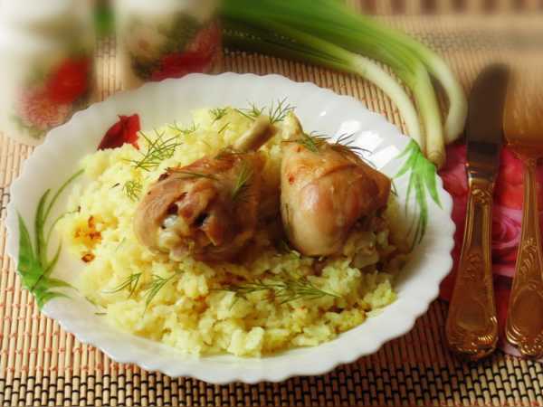 Запеченная курица с рисом, грибами и черносливом