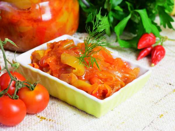Салат с помидорами, болгарским перцем, чесноком и зеленью – пошаговый рецепт приготовления с фото