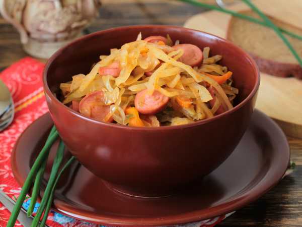 Видео к рецепту «Тушёная капуста с картошкой и сосисками на сковороде»