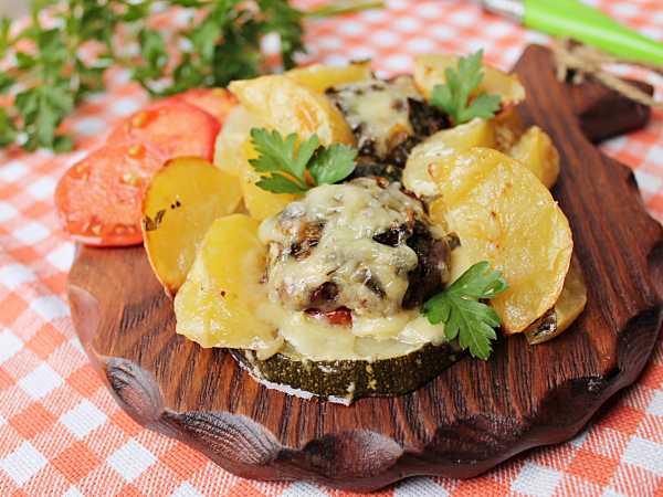 Картофель, фаршированный грибами и запеченный в духовке