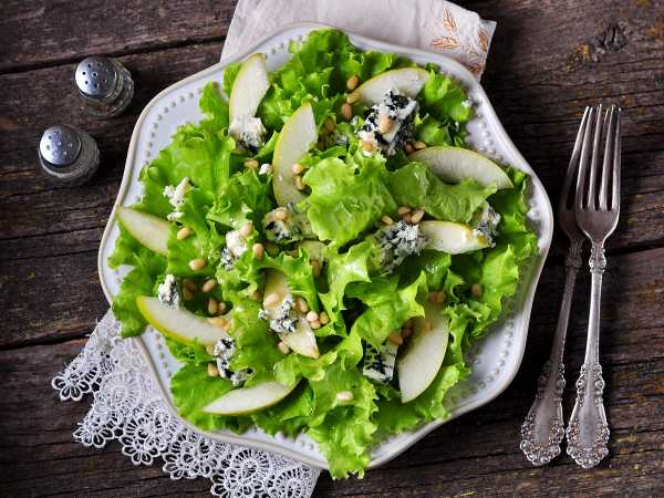 Зеленые салатные листья с сыром, яйцами и кунжутной заправкой