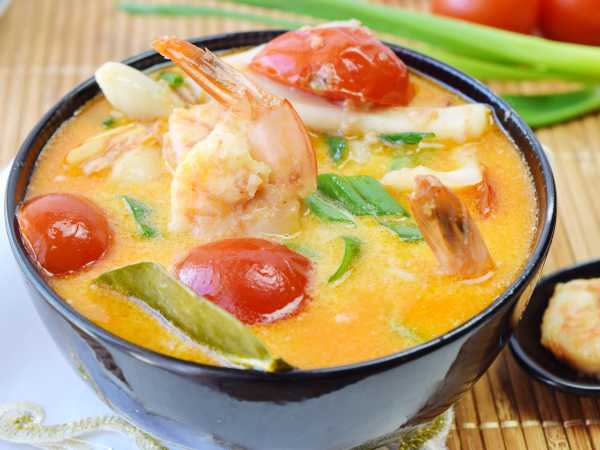 Томатный суп с морепродуктами и базиликом