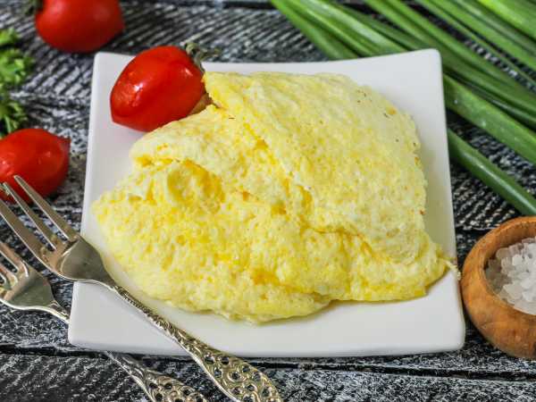 Как приготовить омлет из яиц с молоком на сковороде: рецепт