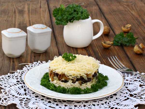Салат с семгой и грибами «Царский»