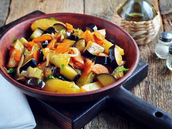 Рецепт: Овощное соте с маринованными баклажанами - и с картошкой