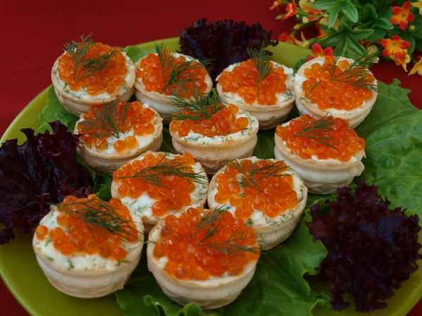 Тарталетки с крабовым салатом и красной икрой