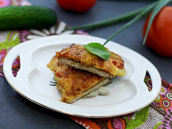 Отбивные из свинины с помидорами и сыром в духовке — рецепт с фото пошагово