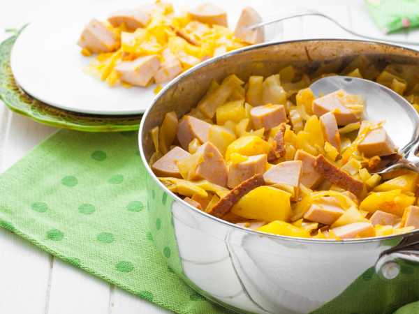 Как потушить капусту с картошкой и сосисками - 8 пошаговых фото в рецепте