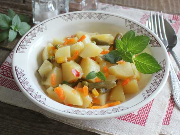 Тушеный картофель с овощами