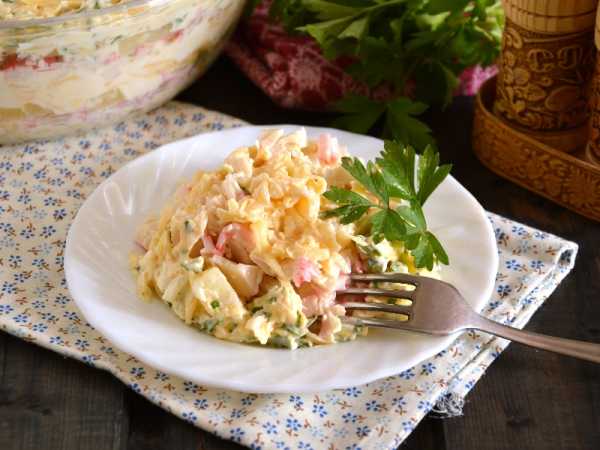 Слоеный салат с крабовыми палочками - рецепт с фото