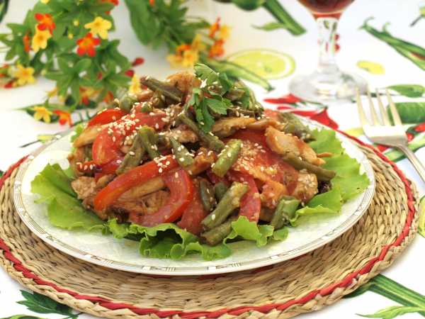 Горячий салат с курицей, грибами и фасолью