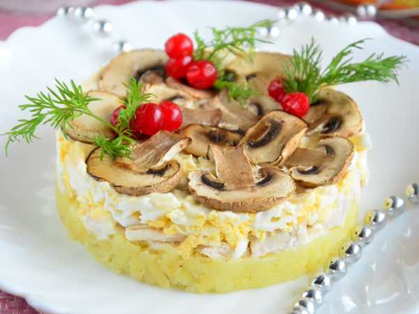 салат с грибами шампиньонами жареными и курицей и ананасами | Дзен