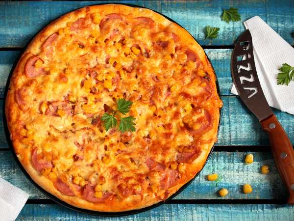 Тонкая пицца с колбасой и кукурузой - проверенный рецепт / Тонкая пицца, как в пиццерии