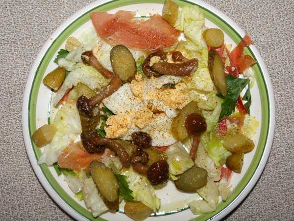 Праздничный салат с ветчиной и грибами