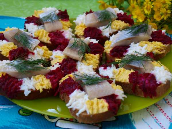 Праздничные бутерброды с сельдью — рецепт с фото пошагово
