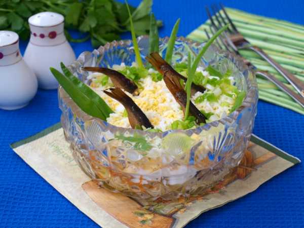 Салат Рыбки в Пруду со шпротами, сыром, майонезом, картошкой и яйцами
