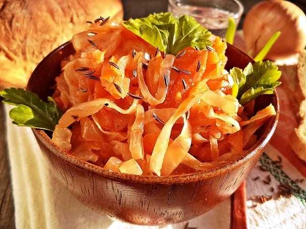 Квашеная капуста с морковью в кастрюле — классический рецепт