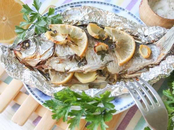 Рецепт: Рыба запеченная в фольге в духовке - с майонезом и лимоном