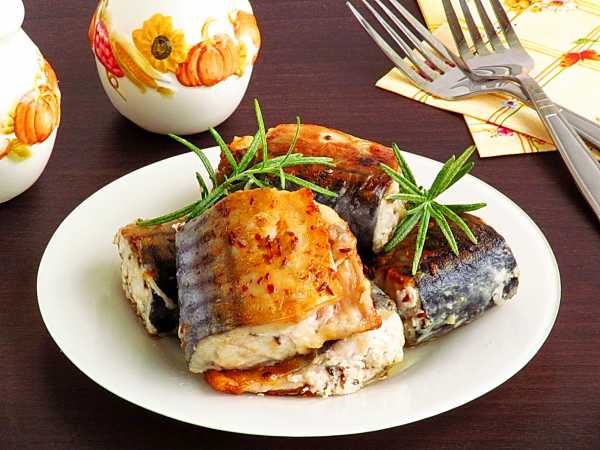 Жаренная скумбрия рыба со сливками на сковороде