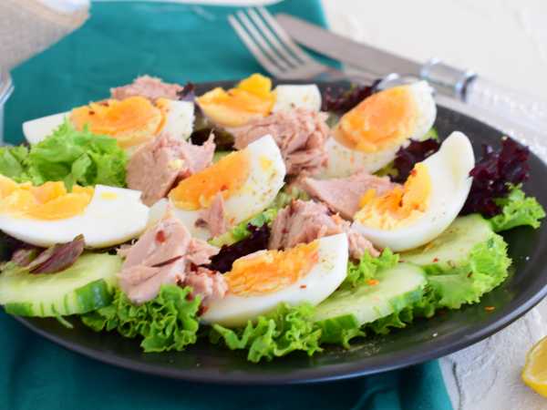 Салат с тунцом, картофелем, яйцами и огурцами