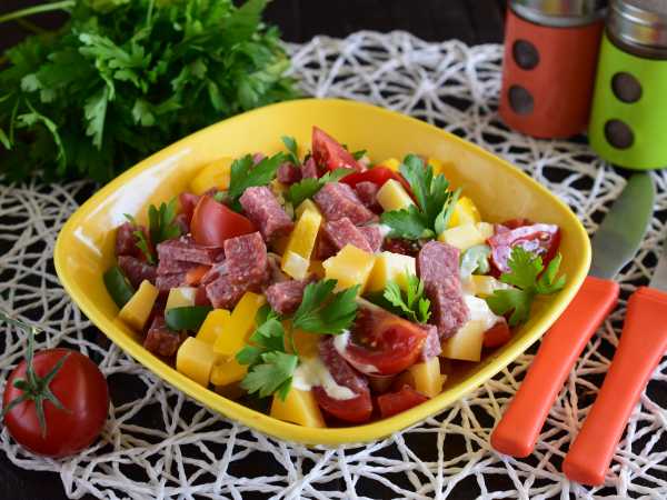 Салат с копчёной колбасой: простые рецепты на каждый день и к празднику