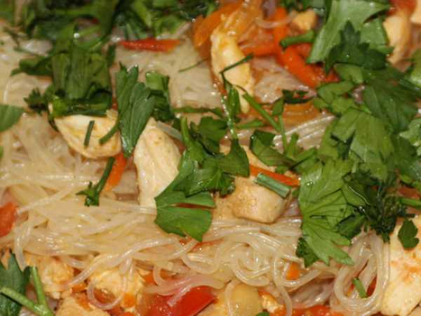 Фунчеза с курицей и овощами в тайском стиле