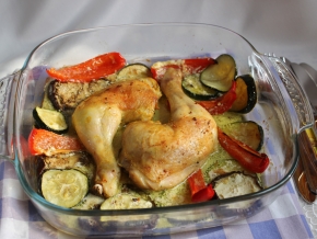 Курица с овощами, рисом, зеленью в кисло-сладком соусе