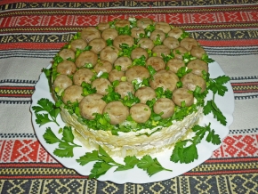 Салат-торт «Лесная поляна» с опятами, фасолью, сыром и сухариками