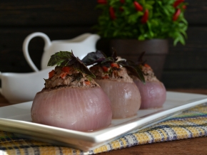 Запеченный фаршированный лук с грибами, сыром и помидорами черри