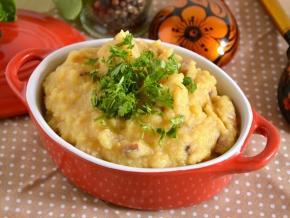 Лучшие рецепты русской кухни. u 38b3367d397d8f60e2e94a282eae9be1. Лучшие рецепты русской кухни фото. Лучшие рецепты русской кухни-u 38b3367d397d8f60e2e94a282eae9be1. картинка Лучшие рецепты русской кухни. картинка u 38b3367d397d8f60e2e94a282eae9be1. Наша национальная кухня имеет очень интересную историю и состоит вовсе не из одних блинов с красной икрой, борща и пельменей, как думают многие иностранцы. Формирование русской кухни проходило в течение нескольких веков – от древних славян, принятия христианства, татаро-монгольского ига и до петровских времён, когда русская кухня начала насыщаться европейскими продуктами и рецептами. До восемнадцатого века кушанья были довольно простыми и не очень разнообразными, но в то же время сытными. Как правило, блюда делились на постные и скоромные. Постных дней было очень много, поэтому так много в русской кухне блюд из овощей, зерна, лесных ягод и грибов. Пища, в основном, тушилась, варилась или томилась в печи, в специальном чугунке, ставилась и вынималась ухватом. Только во времена Петра Великого появились привычные нам кастрюли и противни. Также были популярны заготовки: квашение, мочение и соление. Хлеб, калачи, каравай, пирожки с самой разной начинкой, расстегаи, кулебяки, блины, оладьи, курник – вот основные мучные изделия русской кухни. Распространёнными овощами до появления картофеля и помидоров были: репа, редька, брюква, капуста, огурцы, свекла. Традиционные русские супы: рассольник, борщ, щи, солянка, уха, ботвинья, окрошка, калья, свекольник. Однако до петровских времён жидкие блюда назывались не супы, а похлёбки, юшки. Национальные молочные продукты – сметана и творог. Ещё одно традиционное русское блюдо – каша. Русская кухня богата рыбными блюдами. Стерлядь, сёмга, сельдь, осетрина, щука, карп и другая рыба могла подаваться в самых разных вариантах. Красная и чёрная икра – пожалуй, визитная карточка русской кухни, причём до 19 века чёрная икра была дешёвым обыденным продуктом. В непостные дни ели мясо: говядину, свинину, баранину, курицу, утку, гуся и мясо дичи – рябчиков, перепелов, лебедей, зайца, лося, кабана, оленя. Мясо и рыбу готовили, как правило, целиком – резать на маленькие кусочки было не принято, за исключением холодца или заливного. Пряники, куличи, ватрушки, сырники, варенье, мёд, печёные фрукты и ягоды – русские национальные сладости. До чая на Руси пили медовуху, морс, сбитень, квас, кисель. С приглашением иностранных поваров, в частности французских, русская кухня обогатилась новыми блюдами: салатом «Оливье», винегретом, мясом по-строгановски, котлетами, сосисками, шарлоткой и другими.