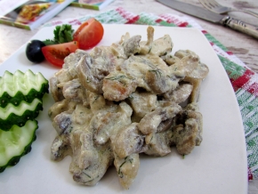 Сытное блюдо с курицей и грибами
