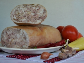 Как готовится мясная закуска – домашний сальтисон в свином желудке с чесноком и специями