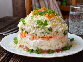 Салат с горбушей и рисом