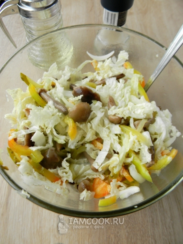 Рецепт овощного салата с маринованными опятами