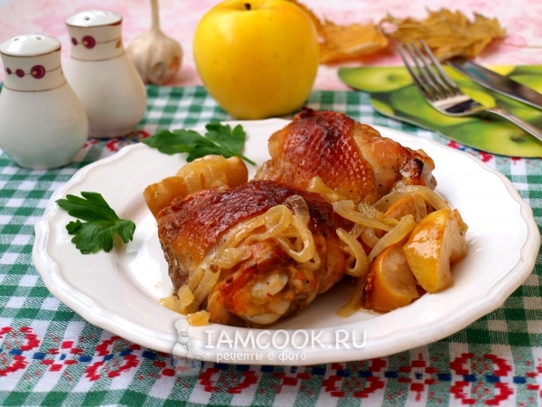 Фото курицы с яблоками в духовке
